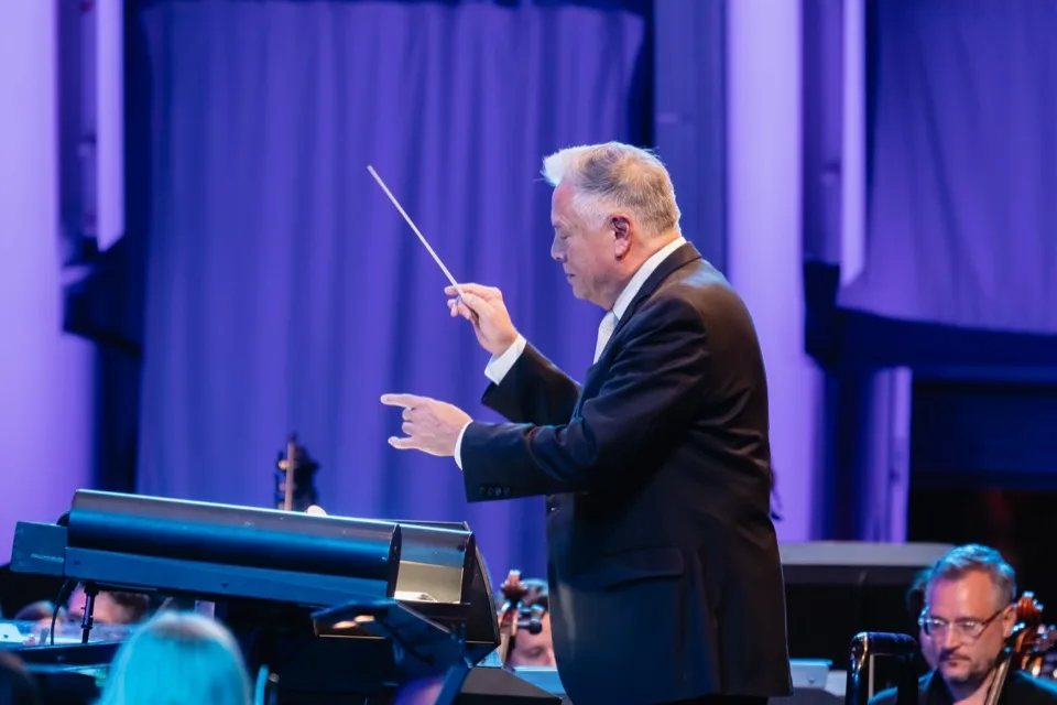 Kevin Stites conducting Do You Hear The People Sing?